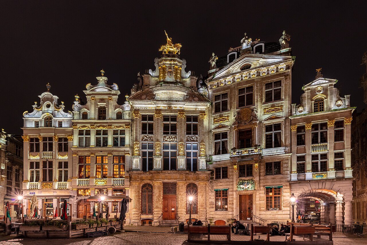 Verlichte gildehuizen aan de Grote Markt in Brussel bij nacht