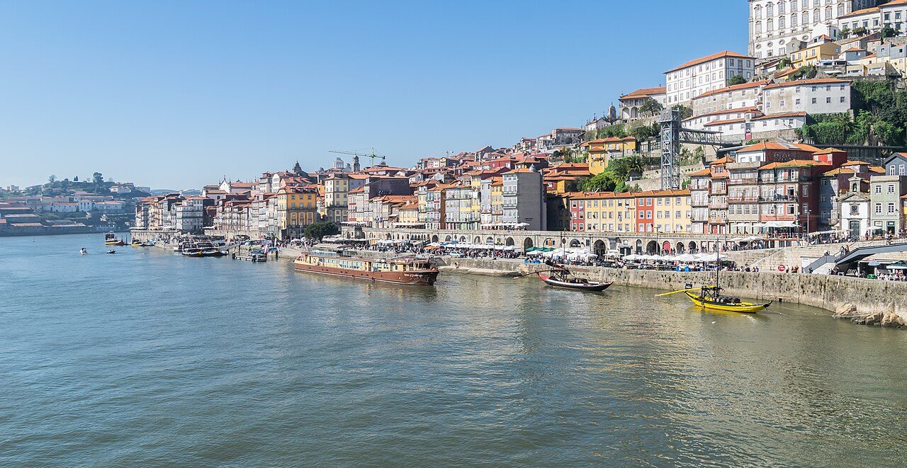 De Ribeira in Porto aan de rivier de Douro